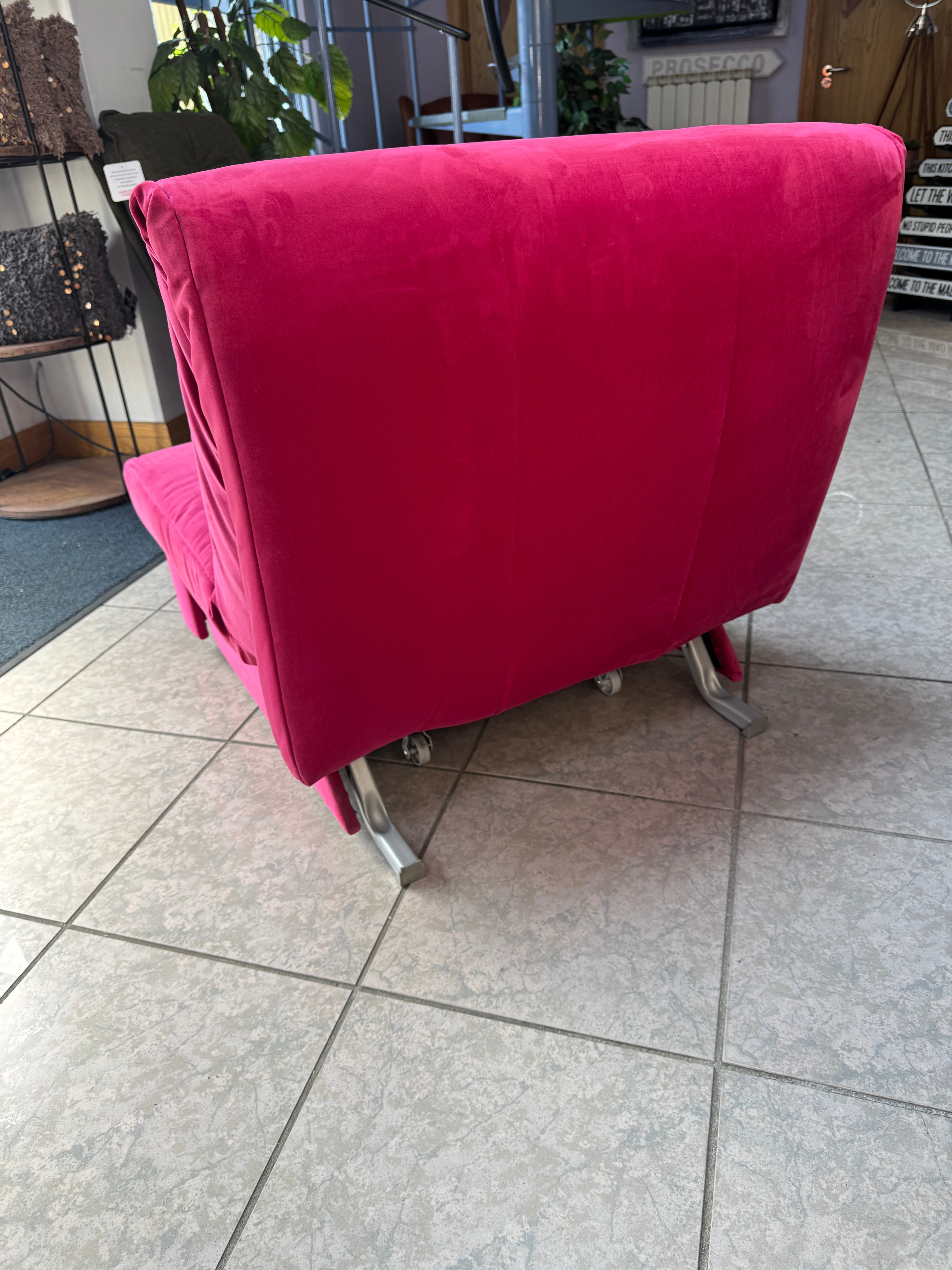 Appley Chair / sofa bed in bright pink velvet