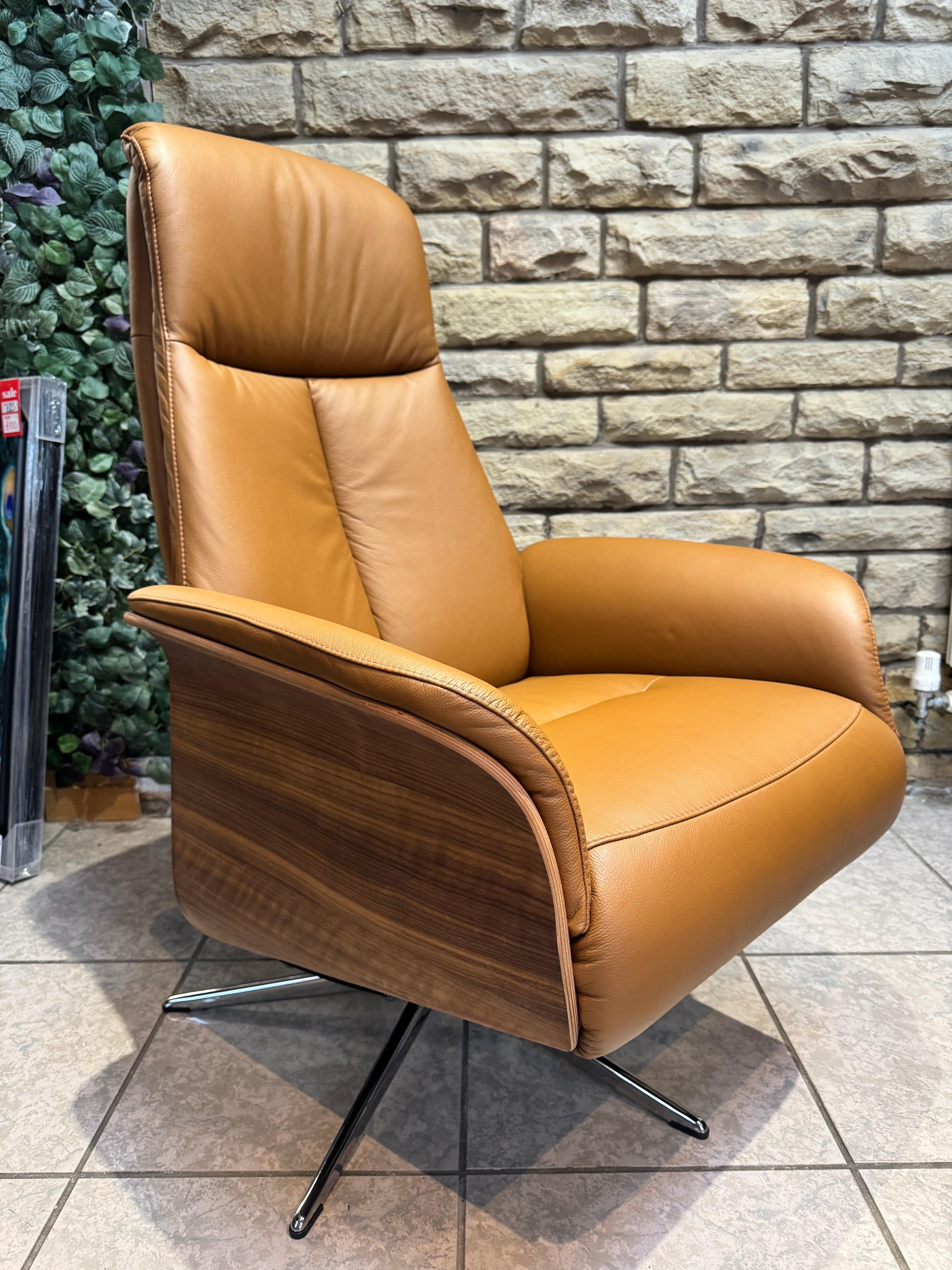 Skara manual reclining swivel chair & footstool in Texas Tan leather