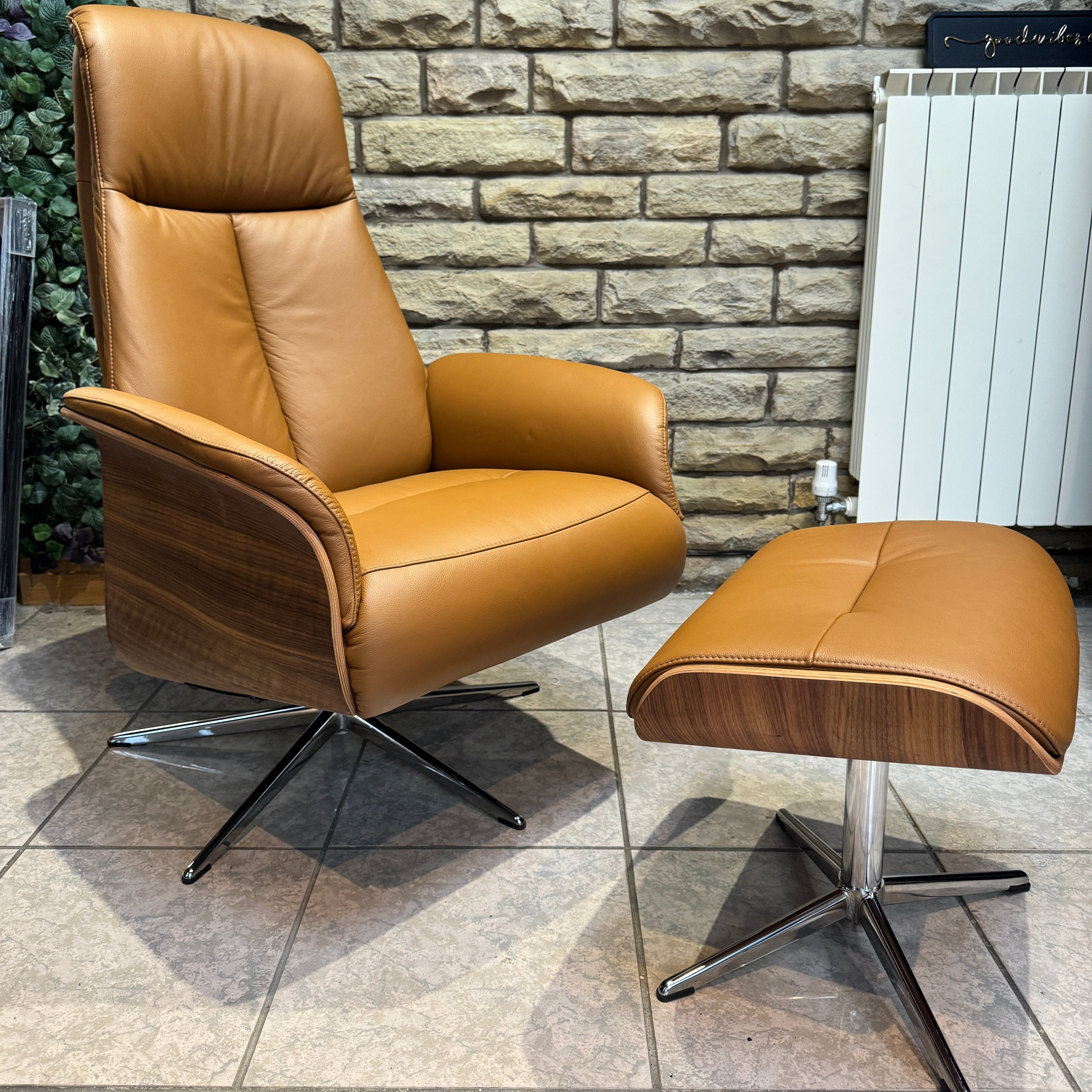 Skara manual reclining swivel chair & footstool in Texas Tan leather