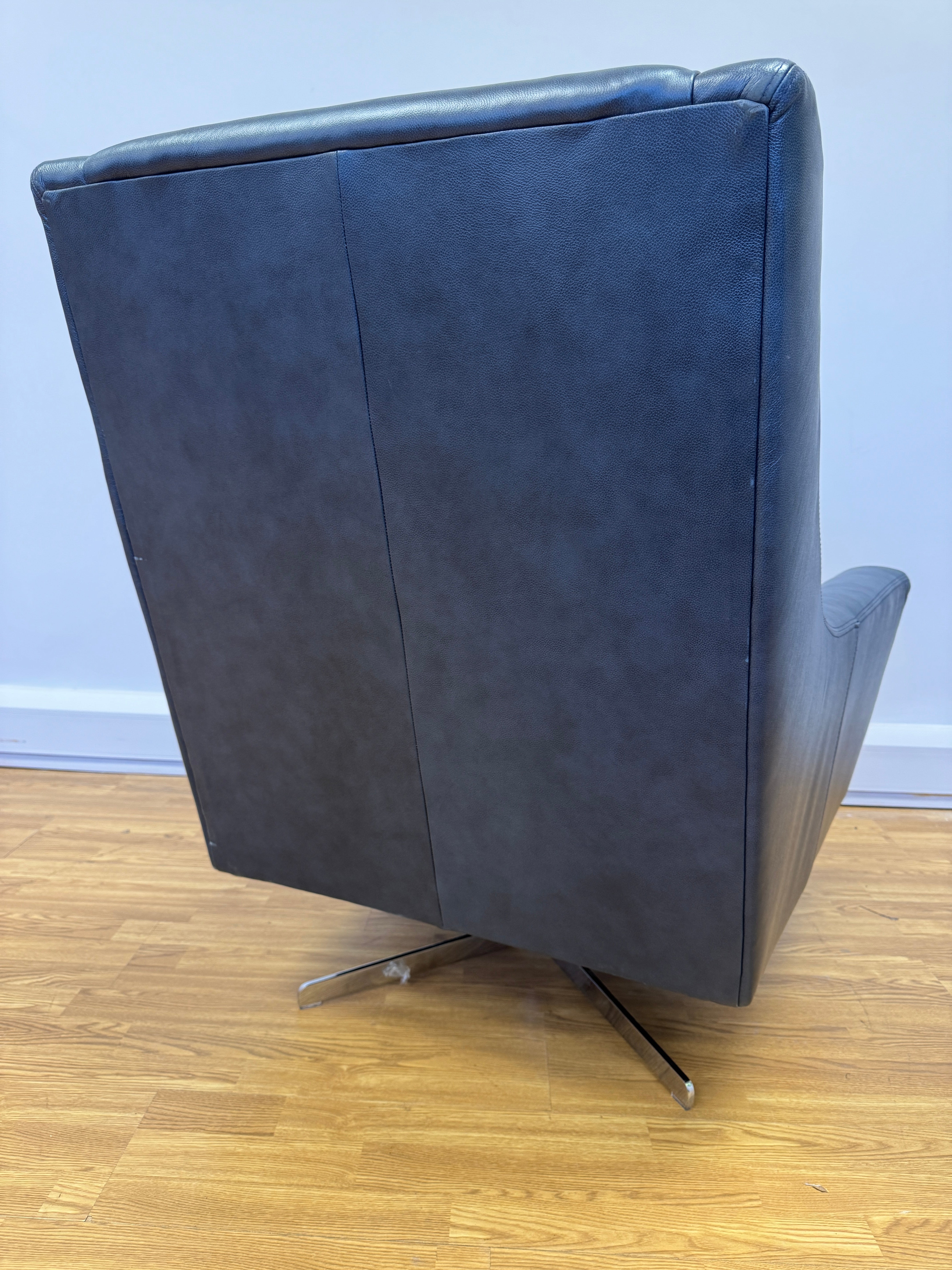 Salute large swivel chair in Turino blue leather