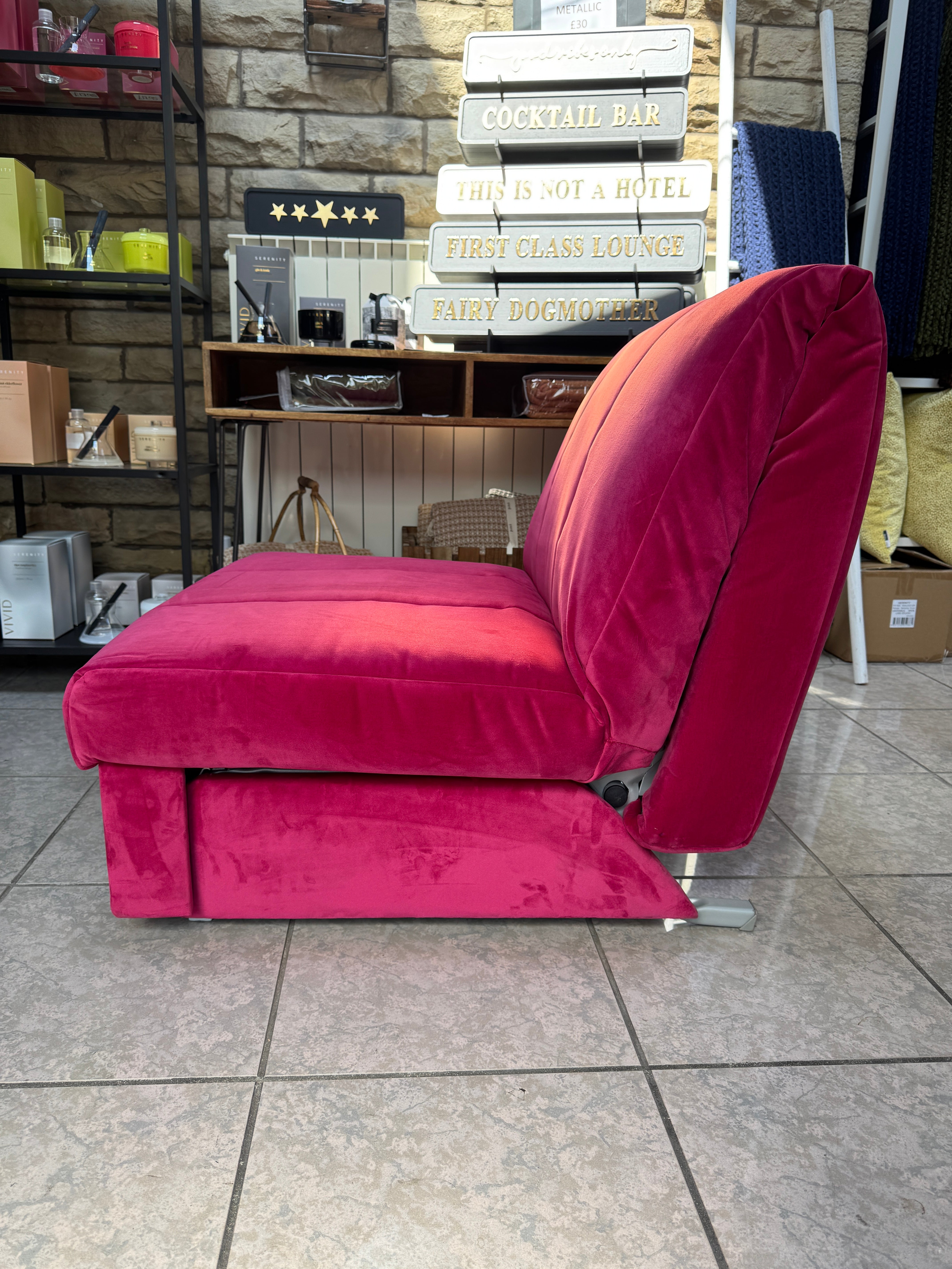 Appley Chair / sofa bed in bright pink velvet