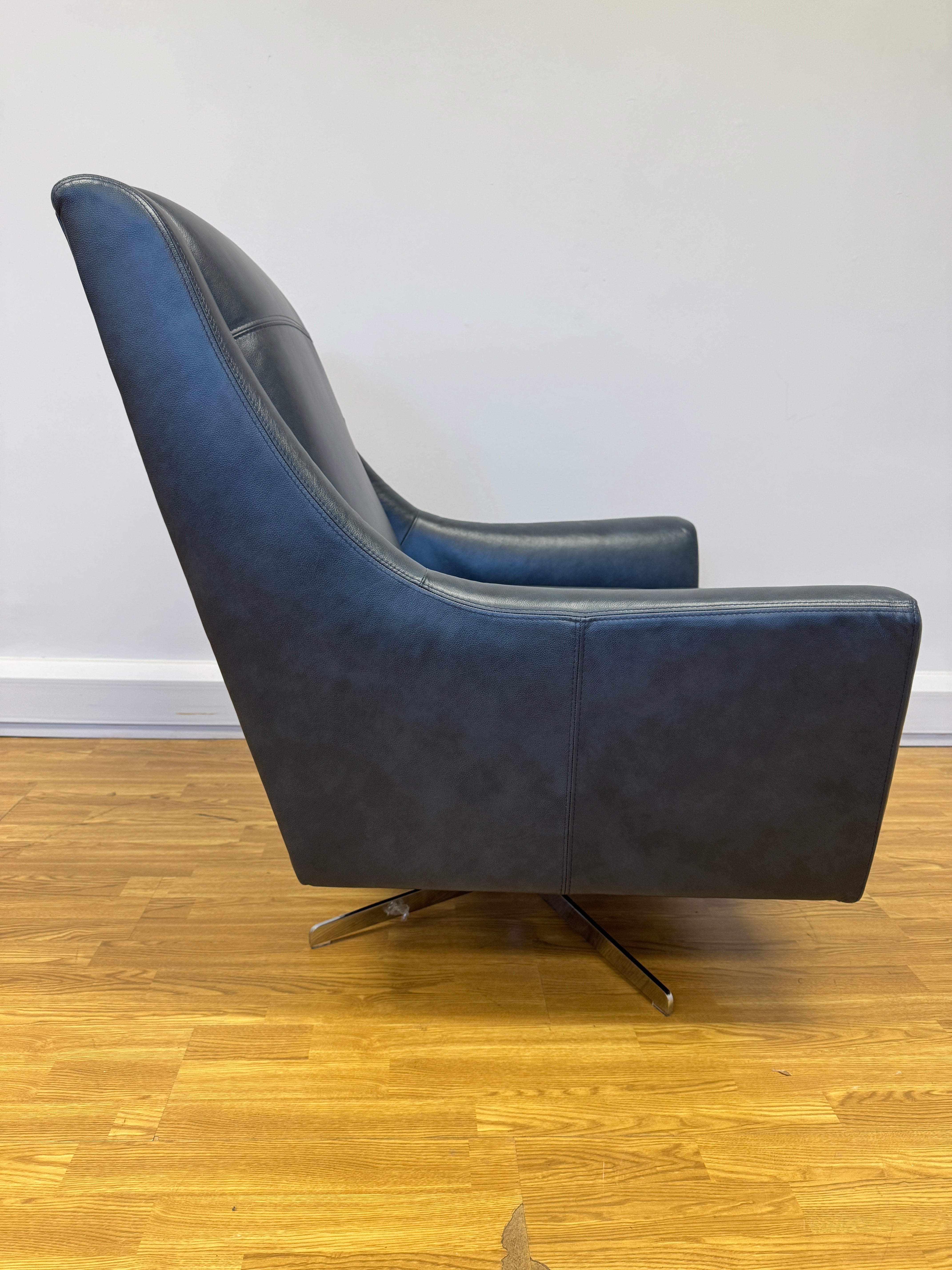 Salute large swivel chair in Turino blue leather