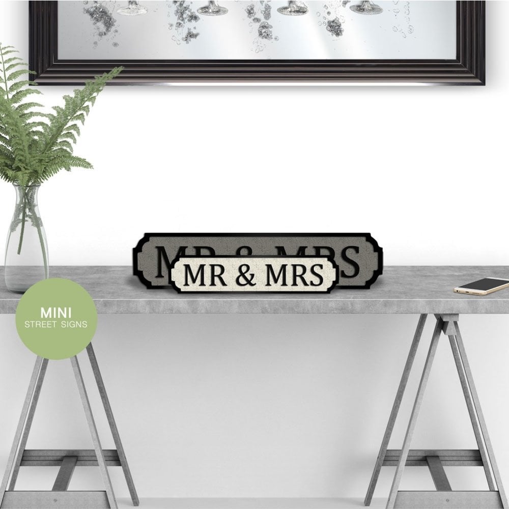 Road Sign Mini MR & MRS White & Black wooden vintage feel