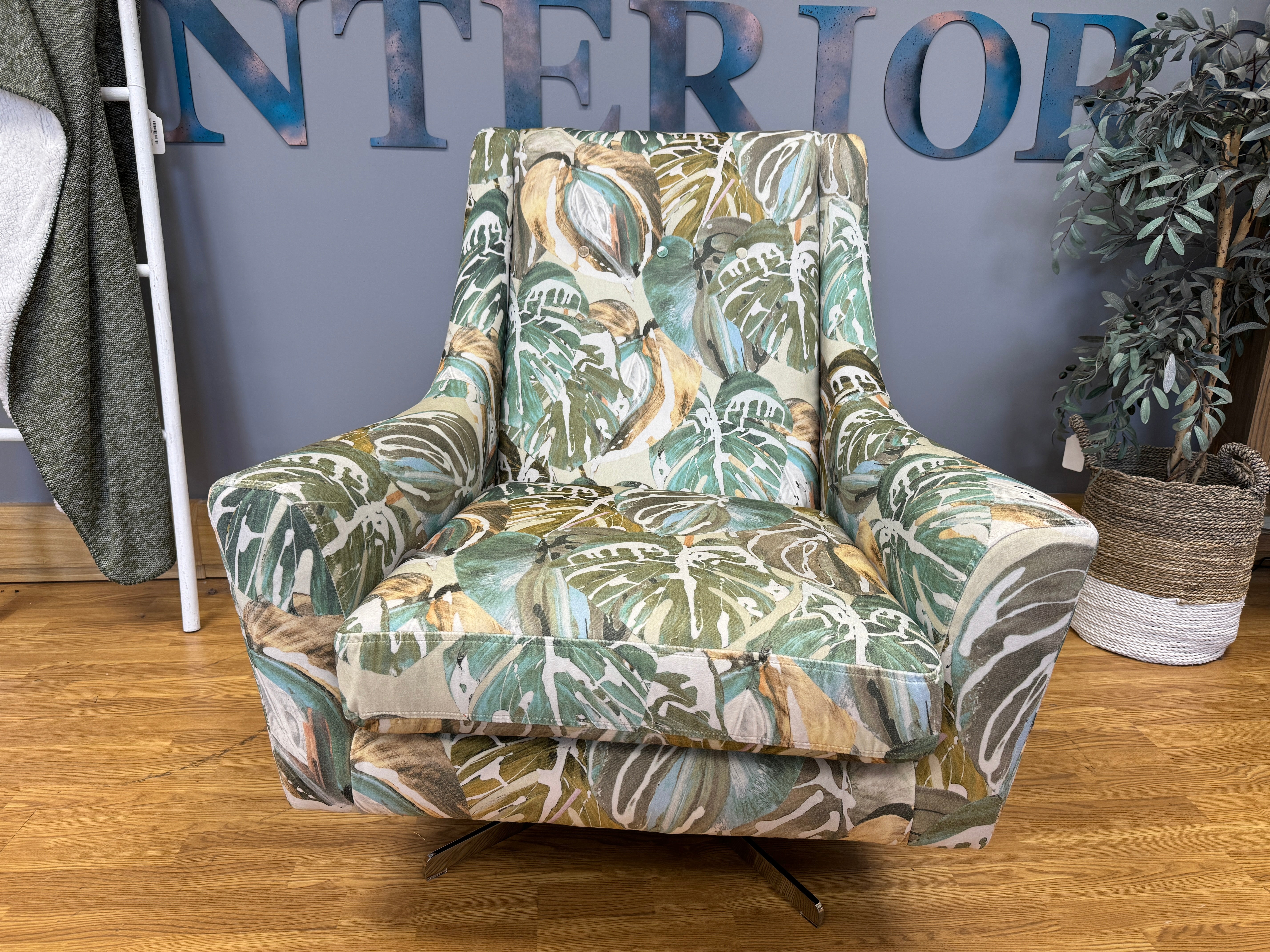 SALUTE large swivel accent chair