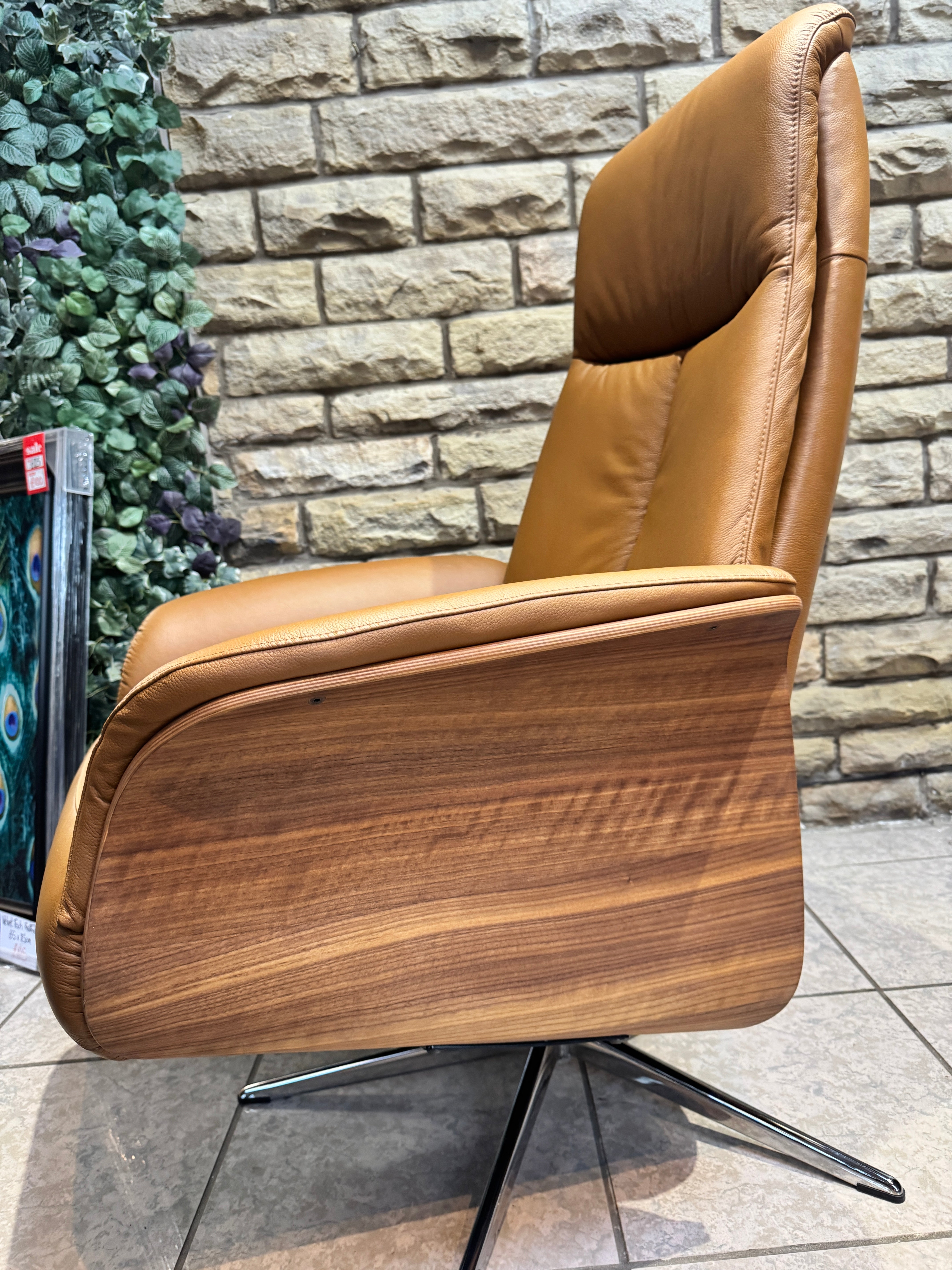 Skara manual reclining swivel chair & footstool in Texas Tan leather