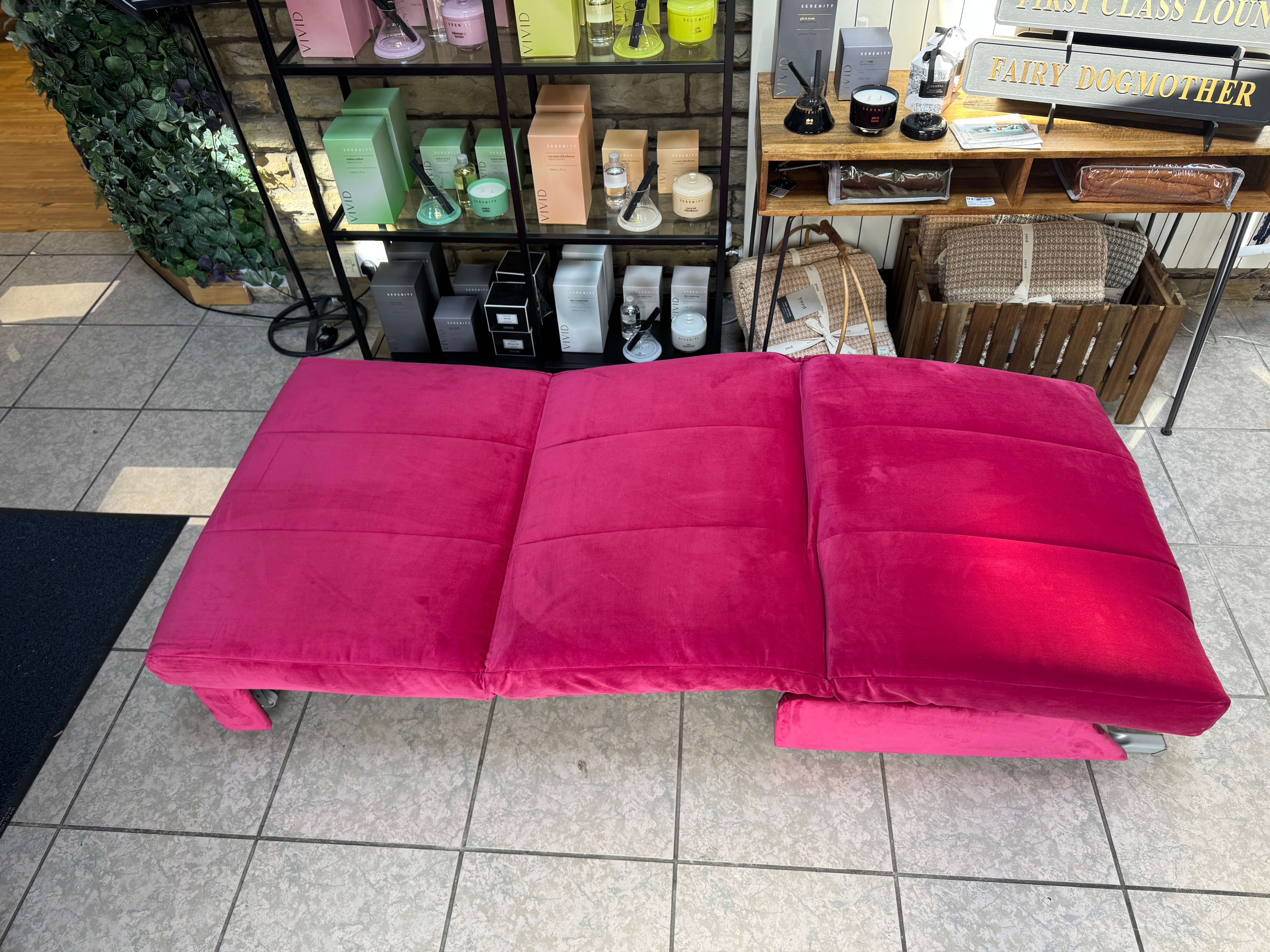Appley Chair / sofa bed in bright pink velvet