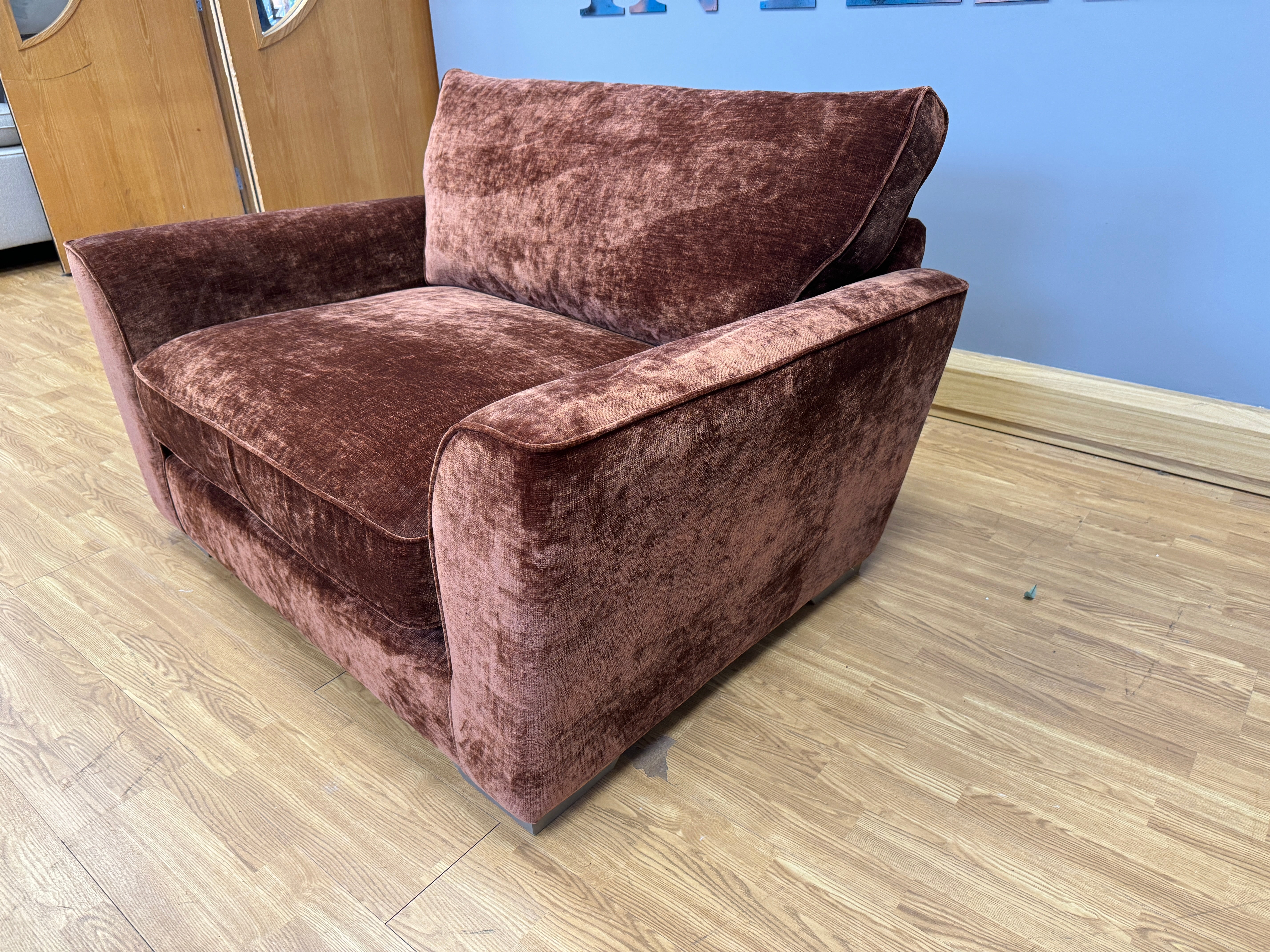 ROMEO large loveseat in Burnt orange / rust velvet fabric