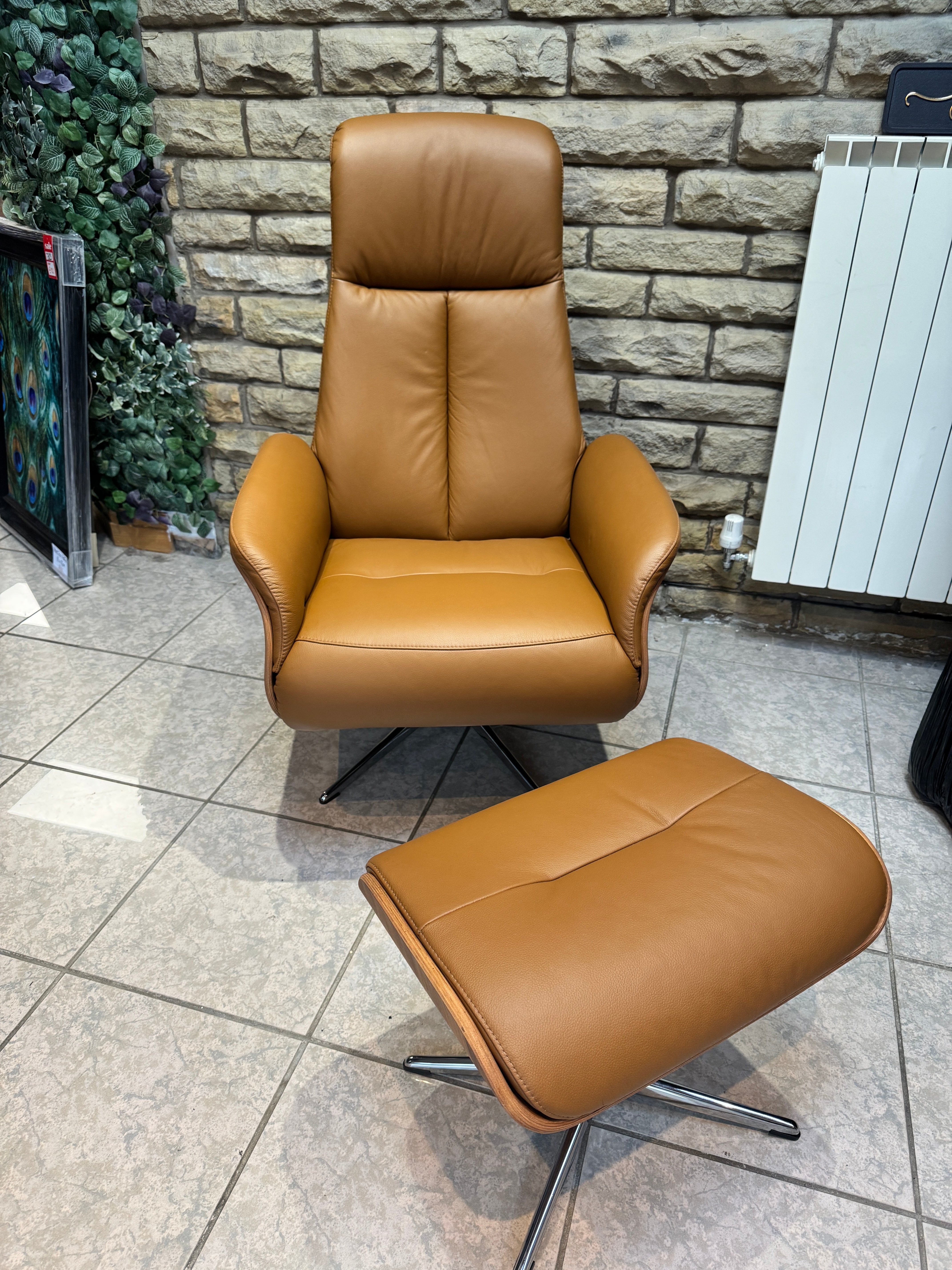 Skara manual reclining swivel chair & footstool in Texas Tan leather