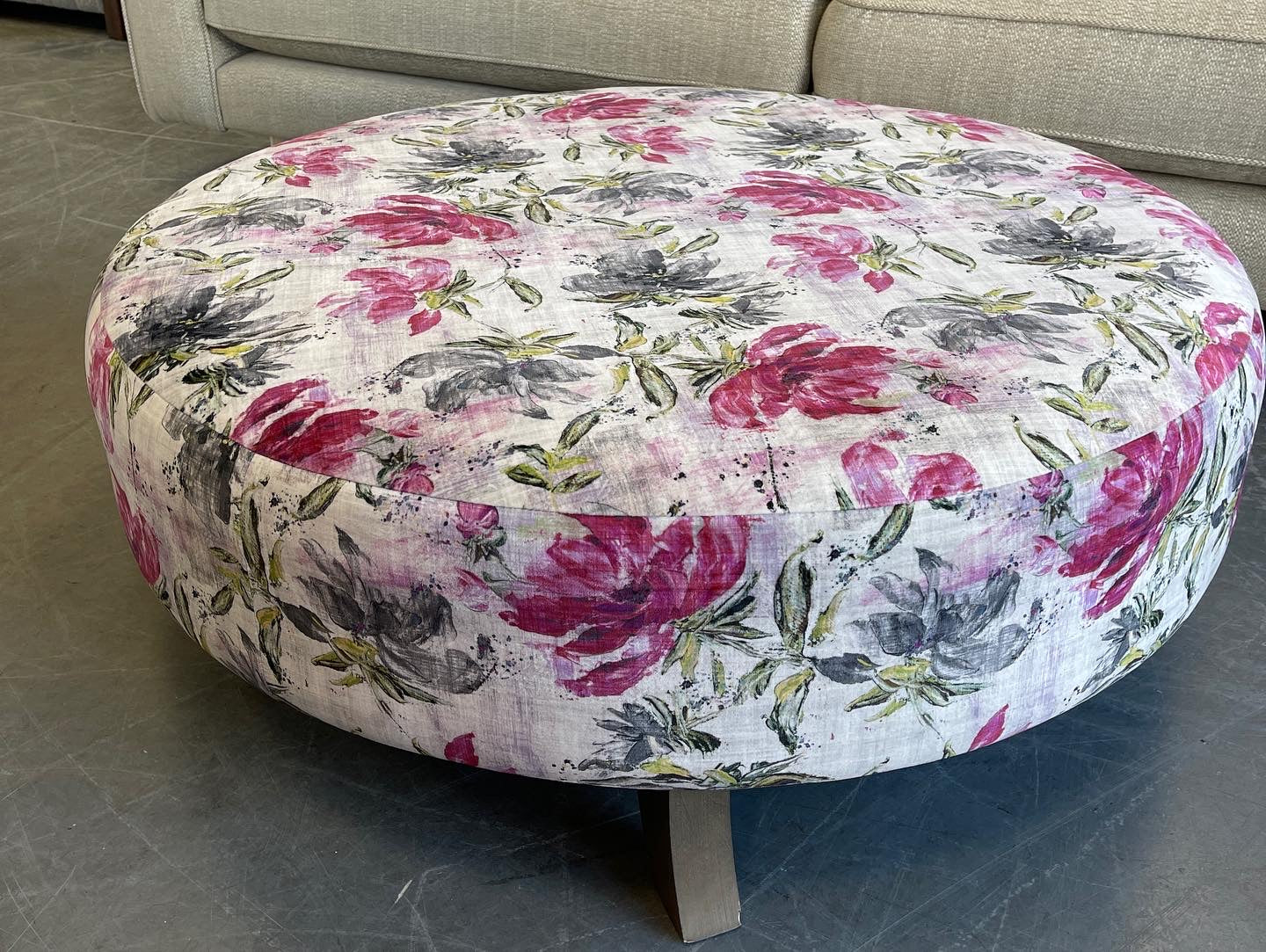 SOFOLOGY MAYA XL round footstool in floral velvet fabric